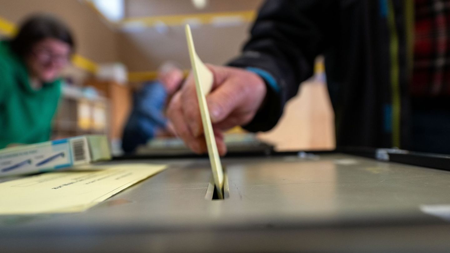 Der Landkreis Rhön-Grabfeld wird künftig von einer Landrätin geführt, die zur Partei Freie Wähler gehört. Foto: Pia Bayer/dpa