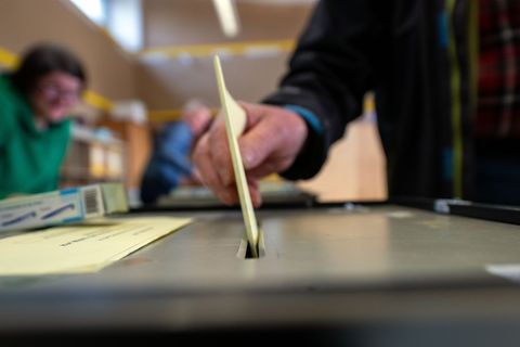 Der Landkreis Rhön-Grabfeld wird künftig von einer Landrätin geführt, die zur Partei Freie Wähler gehört. Foto: Pia Bayer/dpa