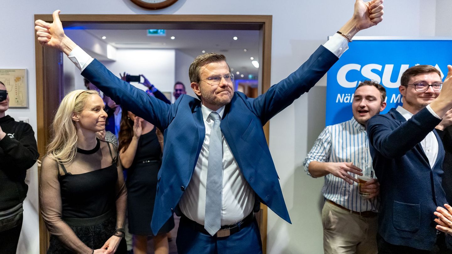 Nürnbergs Oberbürgermeister Marcus König (CSU) geht mit klarem Vorsprung und damit als Favorit in die Stichwahl gegen seinen Her