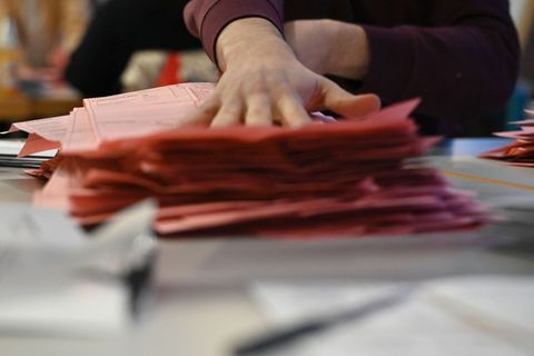 Die Stimmen werden ausgezählt. Foto: Katharina Kausche/dpa