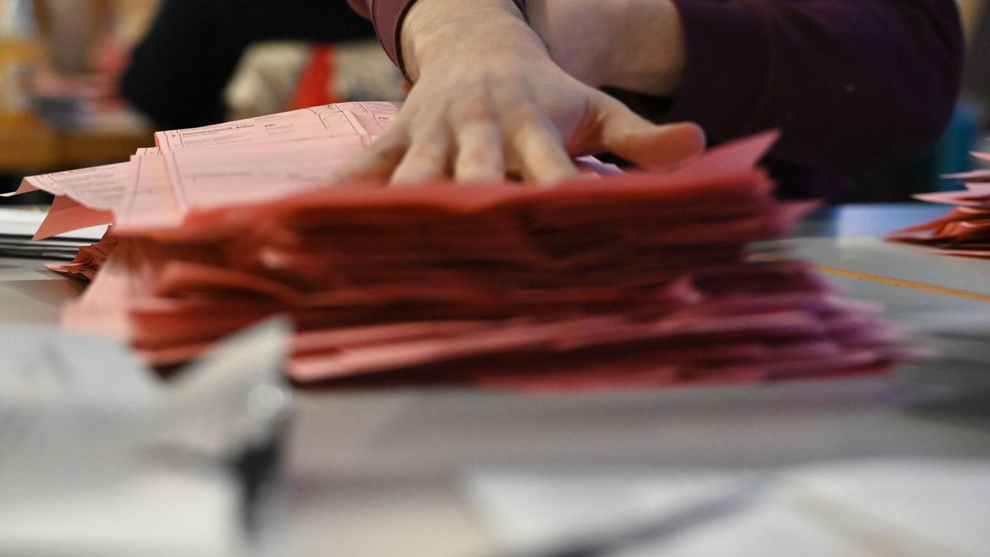 Die Stimmen werden ausgezählt. Foto: Katharina Kausche/dpa