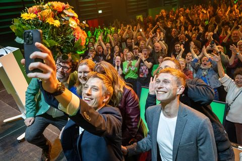 Der Moment des großen Jubels: Dieses Selfie wird Dominik Krause wohl nie löschen. Der Jubel der Grünen über das Ergebnis bei der