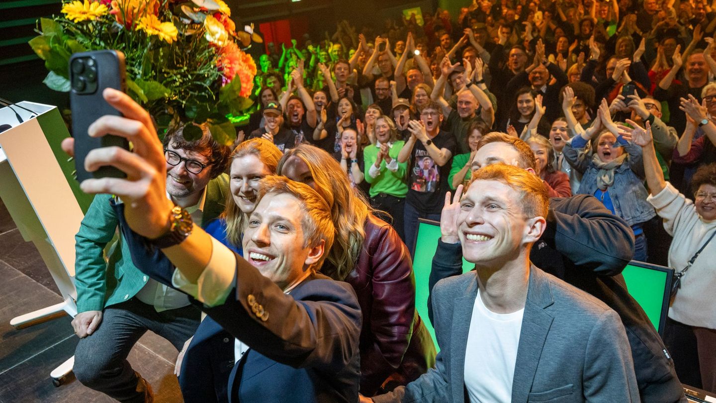 Der Moment des großen Jubels: Dieses Selfie wird Dominik Krause wohl nie löschen. Der Jubel der Grünen über das Ergebnis bei der