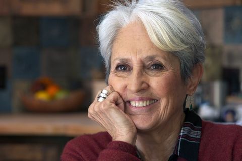 Der Dokumentarfilm "Joan Baez – Mit lauter Stimme", er lief Anfang 2023 auf der Berlinale und später im Kino, ist mehr als nur eine Dokumentation der letzten Konzert-Tournee der Folk-Ikone. Die Kultsängerin der 60-er gewährt über offene Gespräche, alte Audio-Tapes und intime Privataufnahmen Einblicke in ihre komplexe Familiengeschichte.