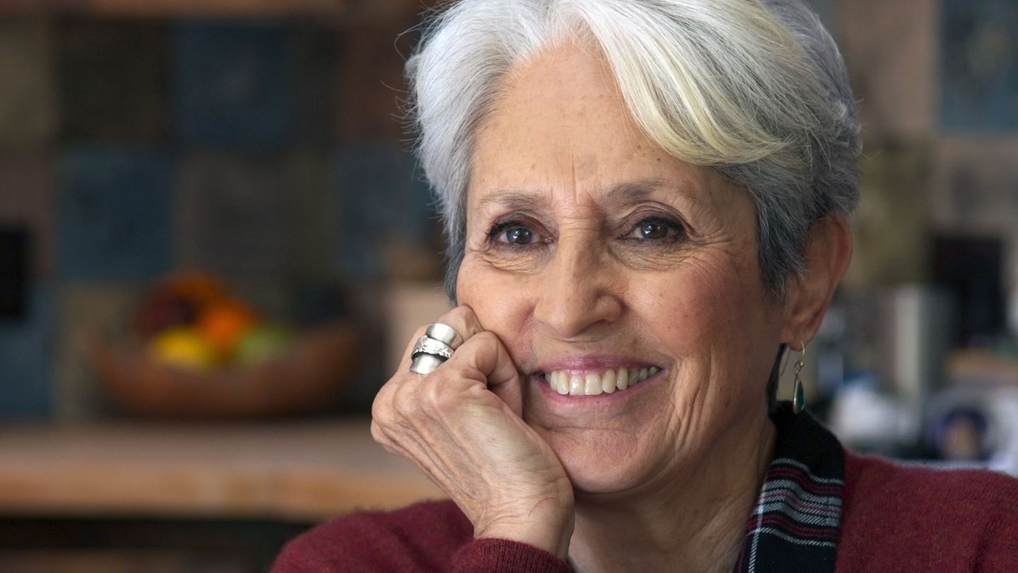Der Dokumentarfilm "Joan Baez – Mit lauter Stimme", er lief Anfang 2023 auf der Berlinale und später im Kino, ist mehr als nur eine Dokumentation der letzten Konzert-Tournee der Folk-Ikone. Die Kultsängerin der 60-er gewährt über offene Gespräche, alte Audio-Tapes und intime Privataufnahmen Einblicke in ihre komplexe Familiengeschichte.