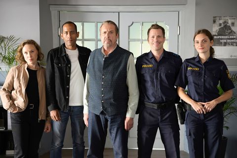 Die beliebte Vorabendserie "Watzmann ermittelt" startet in die siebte Staffel. Mit dabei (von links): Sophia Strasser (Katharina Leonore Goebel), Jerry Paulsen (Peter Marton), Benedikt Beissl (Andreas Giebel), Max Ruffer (Nepo Fitz) und Franziska Behrend (Paulina Rümmelein).