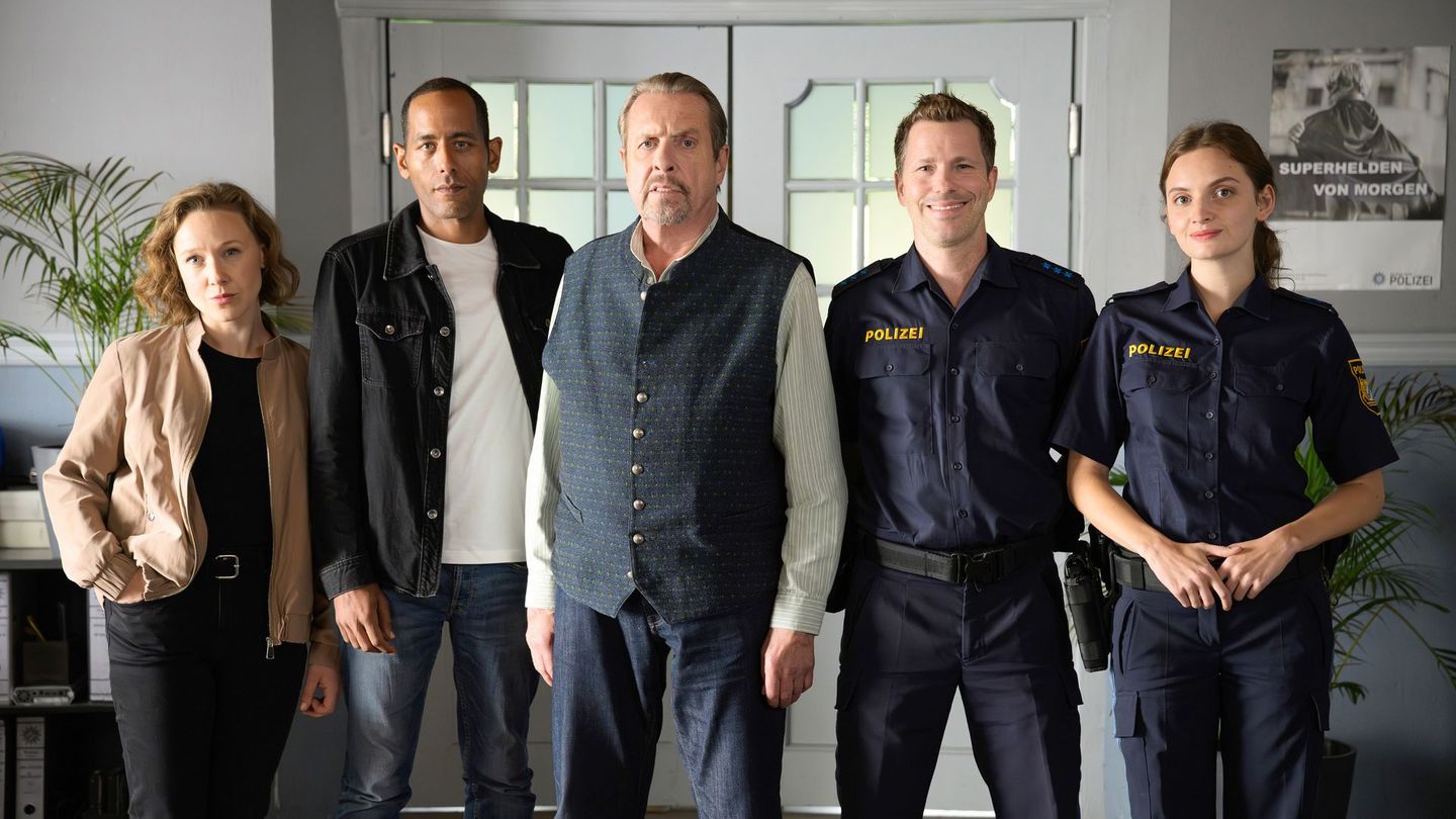 Die beliebte Vorabendserie "Watzmann ermittelt" startet in die siebte Staffel. Mit dabei (von links): Sophia Strasser (Katharina Leonore Goebel), Jerry Paulsen (Peter Marton), Benedikt Beissl (Andreas Giebel), Max Ruffer (Nepo Fitz) und Franziska Behrend (Paulina Rümmelein).