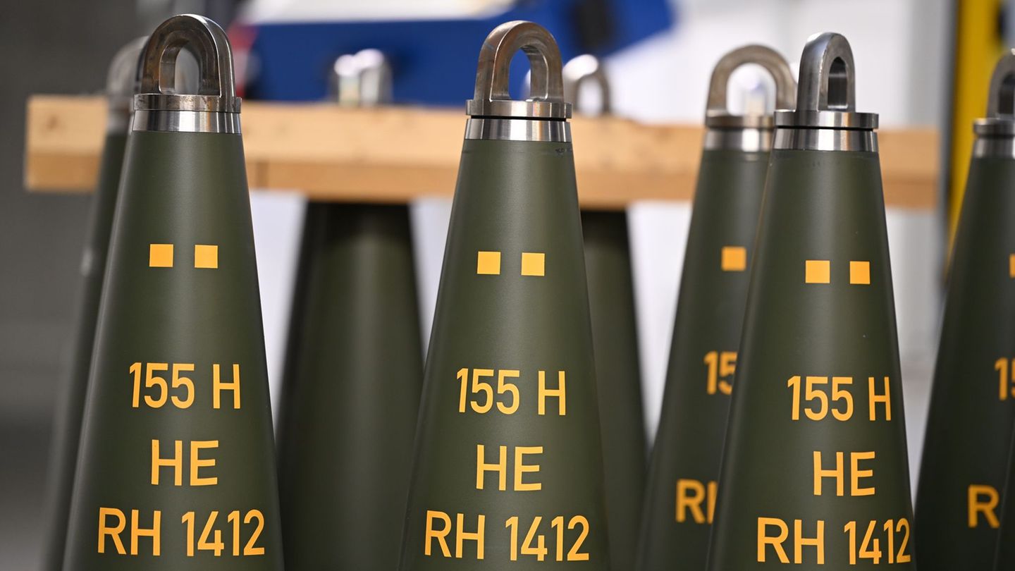 Artilleriegranaten wie diese stellt Deutschlands größter Rüstungskonzern Rheinmetall her. Foto: Wolf von Dewitz/dpa