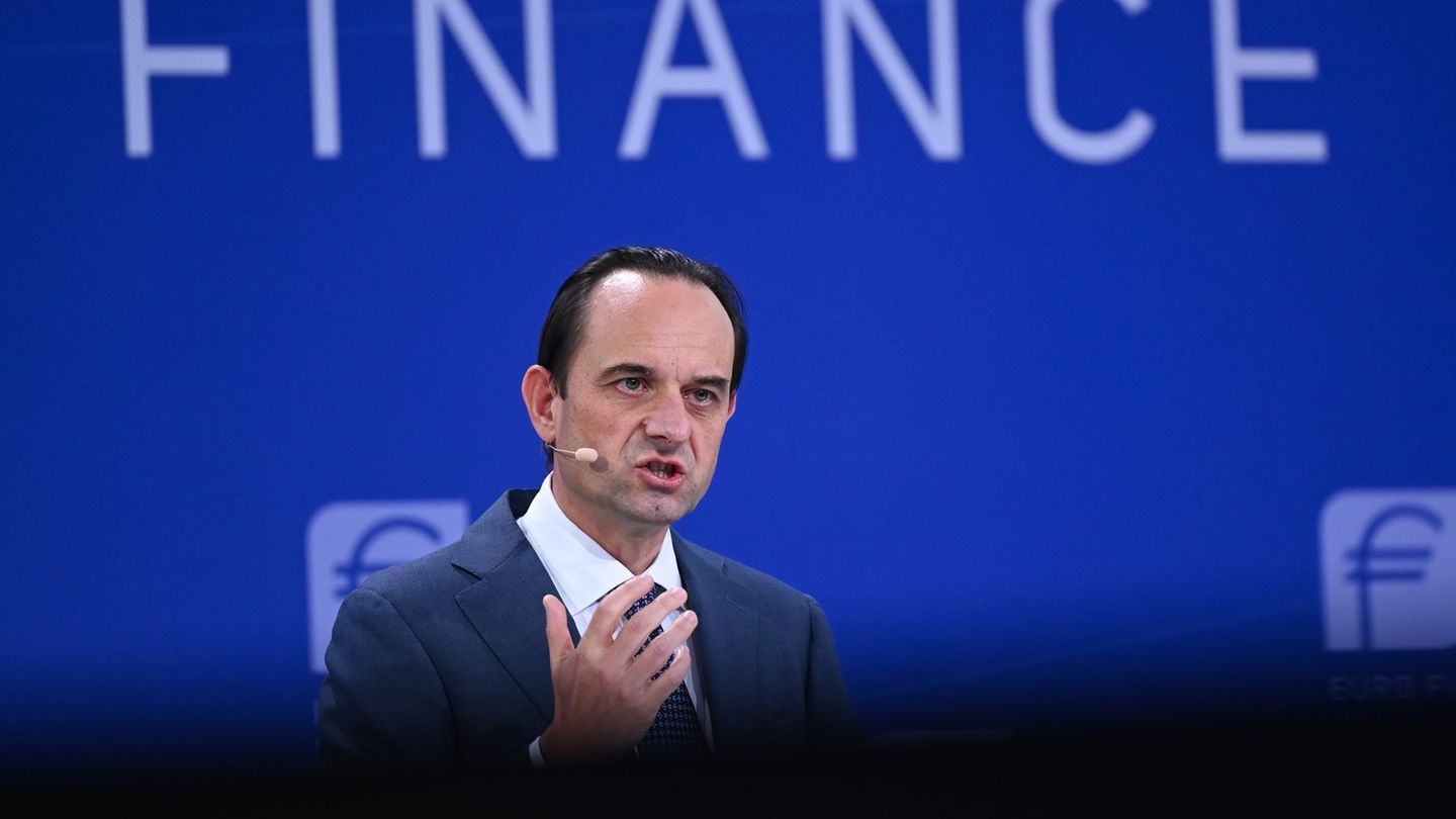 Bafin-Präsident Mark Branson sieht bei offenen Immobilienfonds Risiken für Privatanleger (Archivbild) Foto: Arne Dedert/dpa