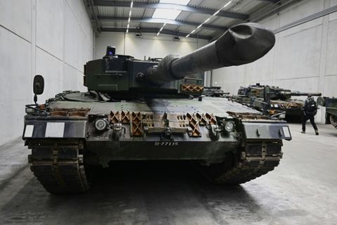 Deutscher Leopard-2-Panzer in Werkshalle
