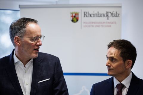 Michael Ebling (SPD, links), Innenminister von Rheinland-Pfalz, spricht mit Mario Germano, Präsident des Landeskriminalamts. Wel