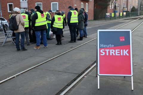 Die Tarifverhandlungen im ÖPNV werden von einem Warnstreik bei der Rostocker Straßenbahn AG begleitet. (Archivbild) Foto: Bernd