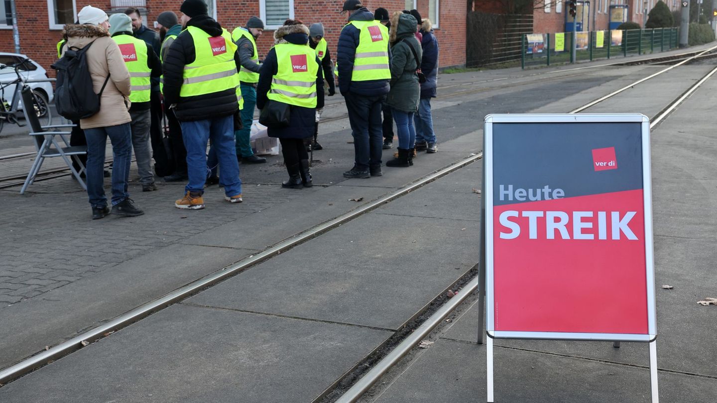 Die Tarifverhandlungen im ÖPNV werden von einem Warnstreik bei der Rostocker Straßenbahn AG begleitet. (Archivbild) Foto: Bernd