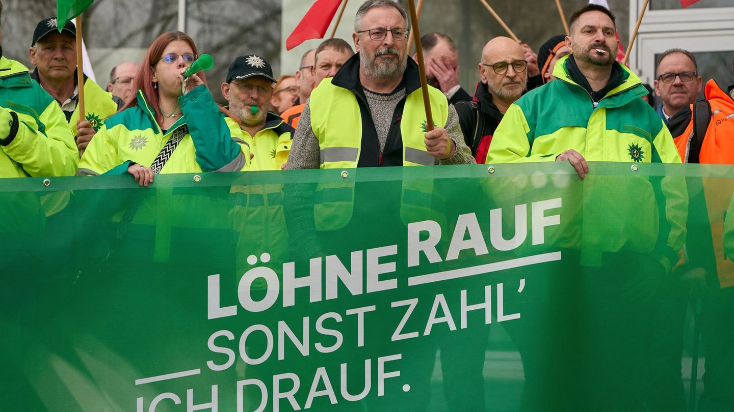 "Löhne rauf, sonst zahl' ich drauf" - mit solchen Slogans versuchten Landesbeschäftigte vor dem Start der Tarifgespräche Ende Fe