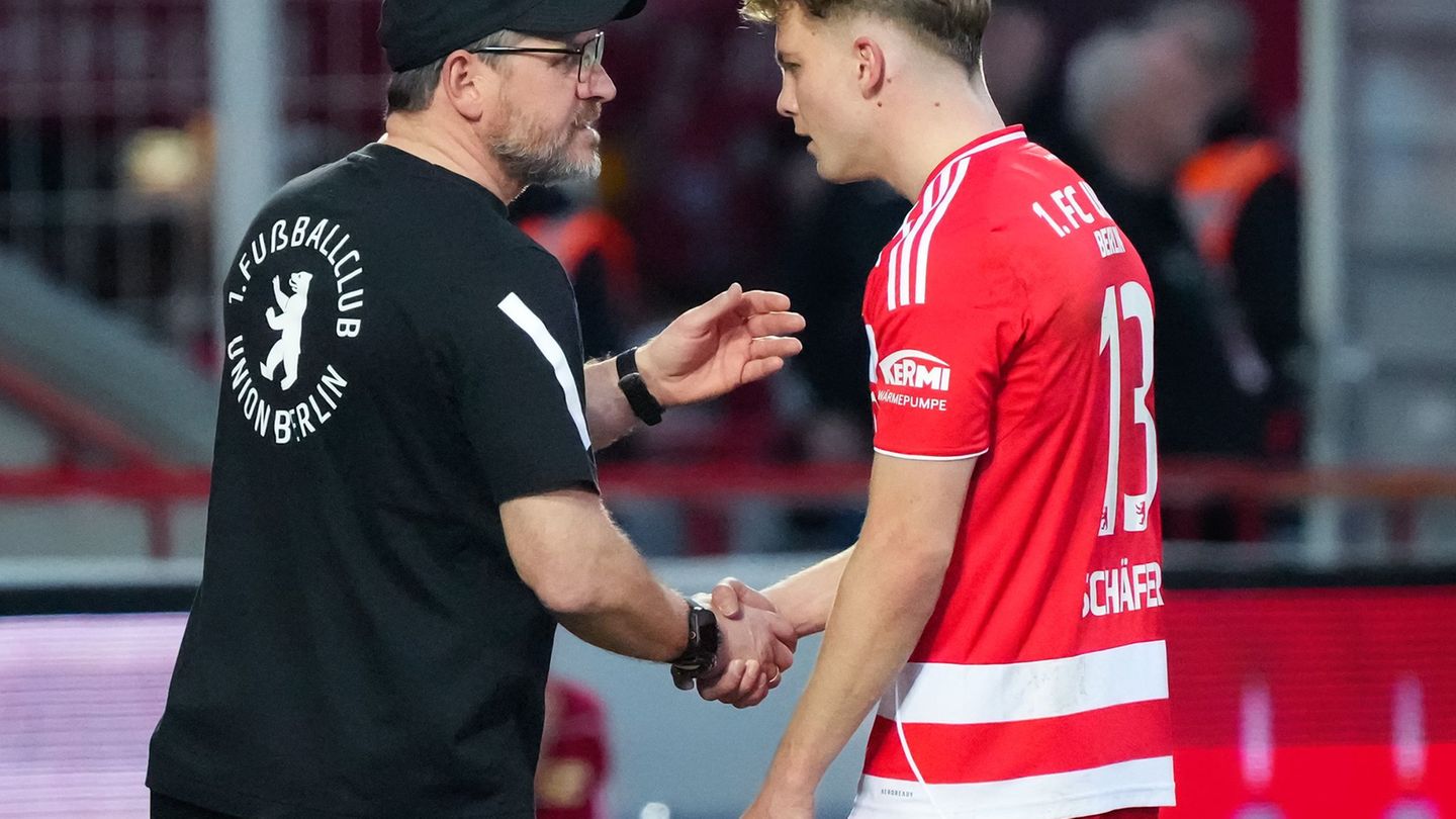 Baumgart (l) fand den Platzverweis für Schäfer nicht gerechtfertigt. Foto: Soeren Stache/dpa