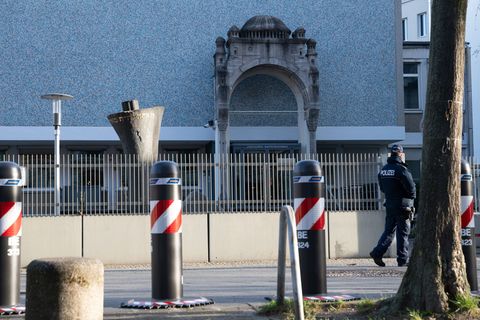 Ein Polizist geht vor dem jüdischen Gemeindehaus in Charlottenburg entlang. (Archivbild) Foto: Markus Lenhardt/dpa