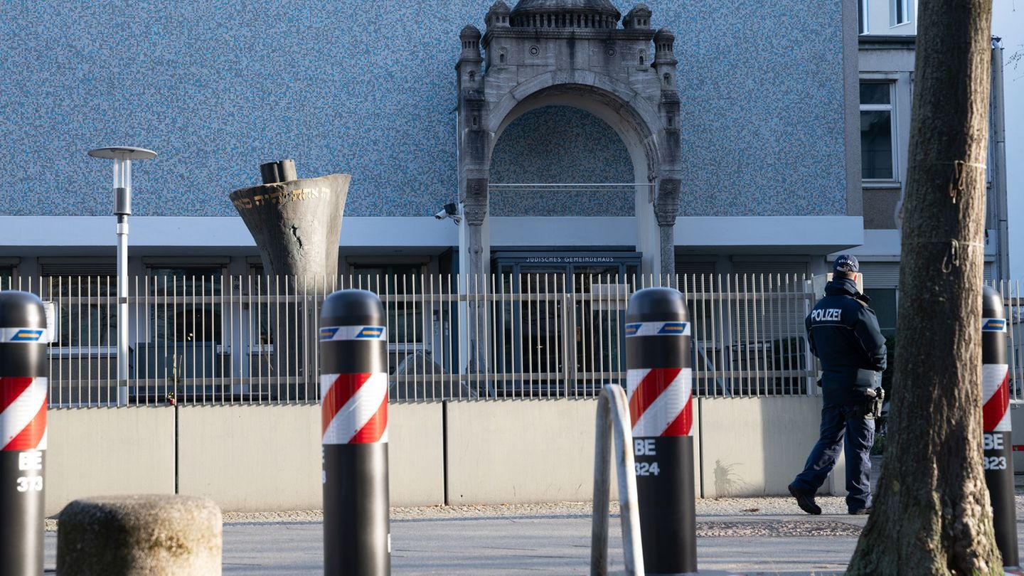 Ein Polizist geht vor dem jüdischen Gemeindehaus in Charlottenburg entlang. (Archivbild) Foto: Markus Lenhardt/dpa