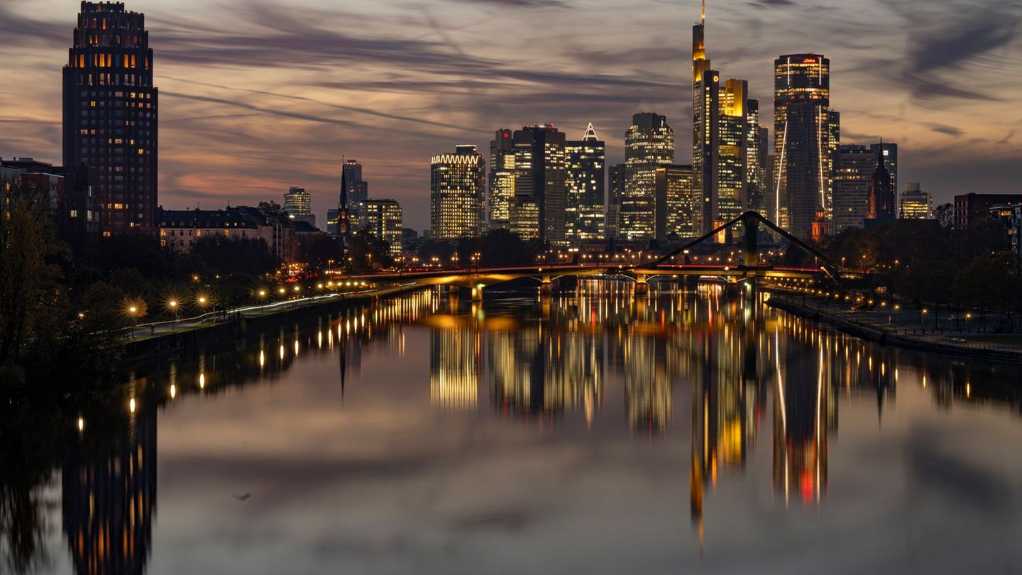 Während europäische Institute 2025 ihre Ertragslage deutlich verbessern konnten, verzeichneten die großen US-Banken in Summe rüc