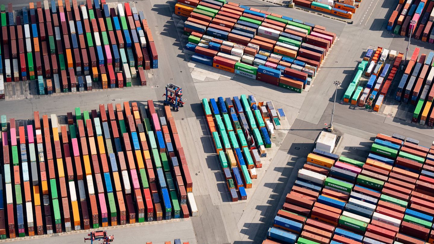 Laut Kommission wickelt die EU ihren externen Handel zu 74 Prozent über ihre Häfen ab. (Archivbild) Foto: Daniel Reinhardt/dpa