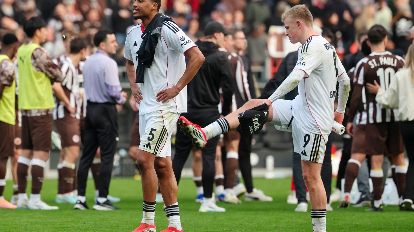 Frankfurter Frust: Aurele Amenda (l) und Jonathan Burkardt nach dem 0:0 beim FC St. Pauli. Foto: Frank Molter/dpa
