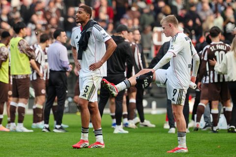 Frankfurter Frust: Aurele Amenda (l) und Jonathan Burkardt nach dem 0:0 beim FC St. Pauli. Foto: Frank Molter/dpa