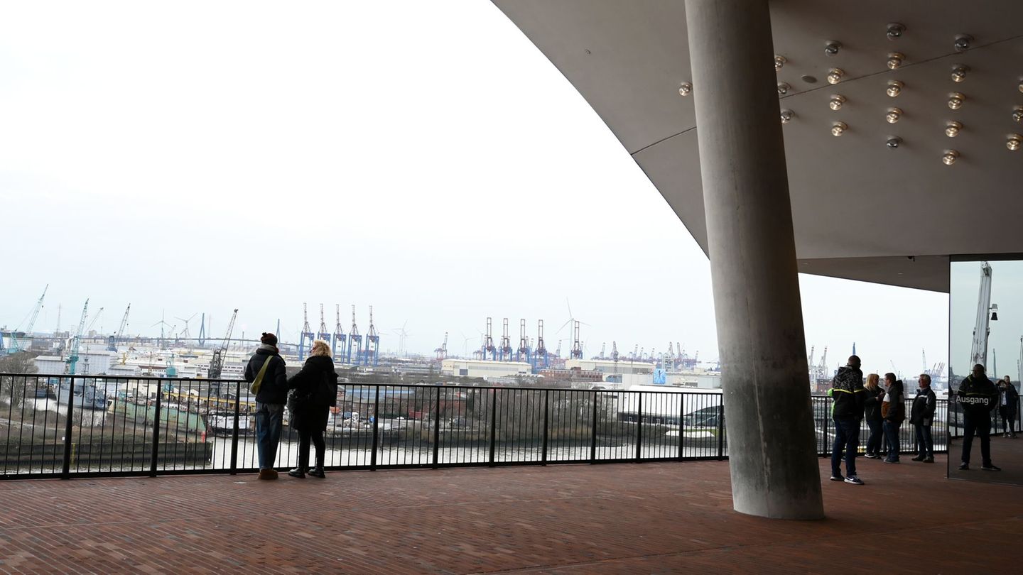 Mehr als 2,2 Millionen Menschen haben im vergangenen Jahr die die Aussichtsplattform der Elbphilharmonie besucht. (Archivbild) F
