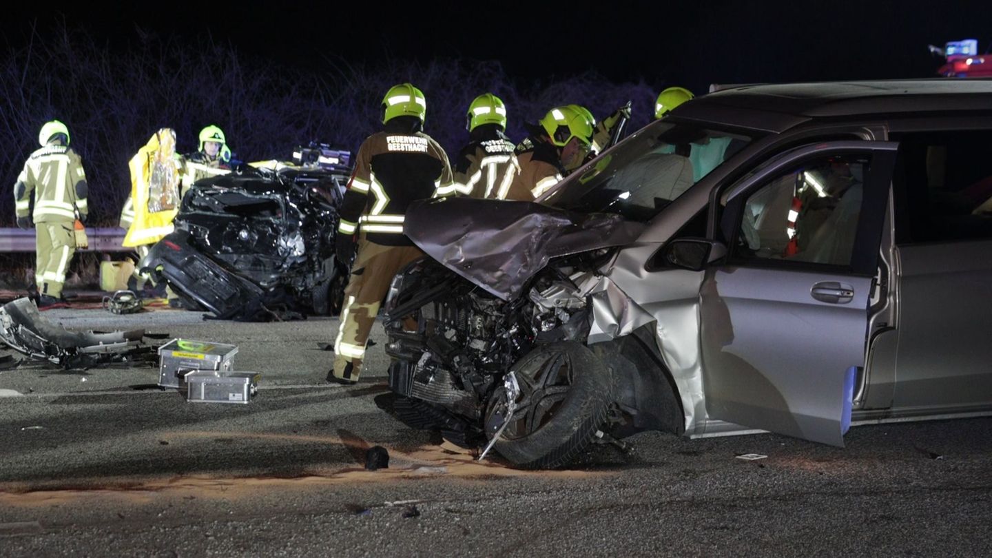 Bei einem Auffahrunfall an einer Ampel im Kreis Herzogtum Lauenburg ist eine junge Frau gestorben. Foto: Dominick Waldeck/NEWS5/