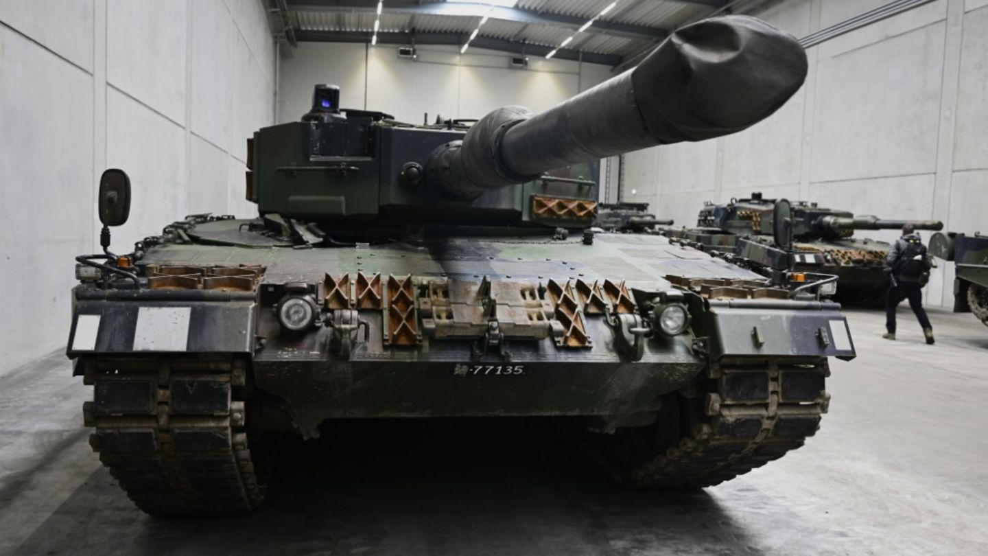 Deutscher Leopard-2-Panzer in Werkshalle