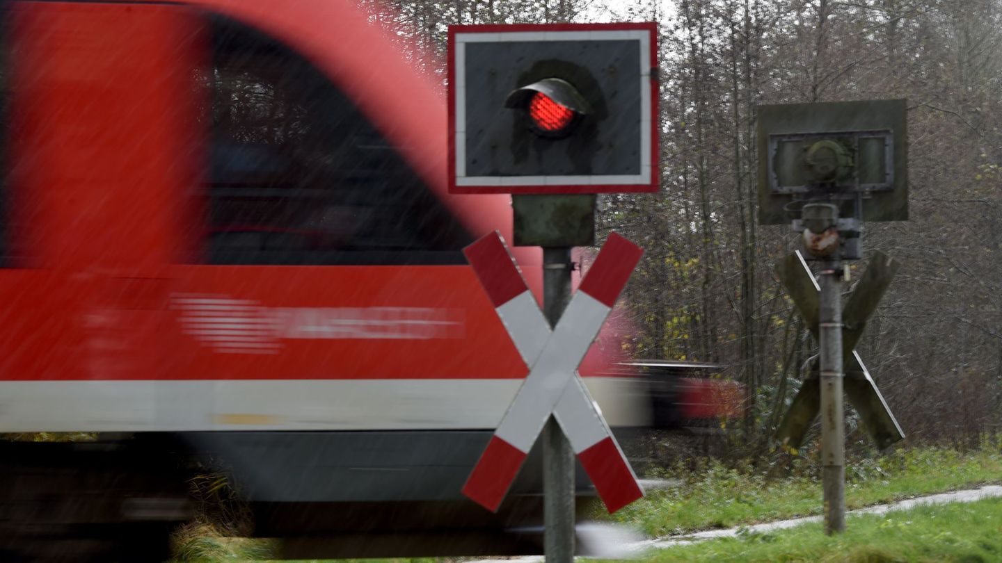 Der Autofahrer soll den Zug am unbeschrankten Bahnübergang übersehen haben. (Symbolbild) Foto: Carsten Rehder/dpa