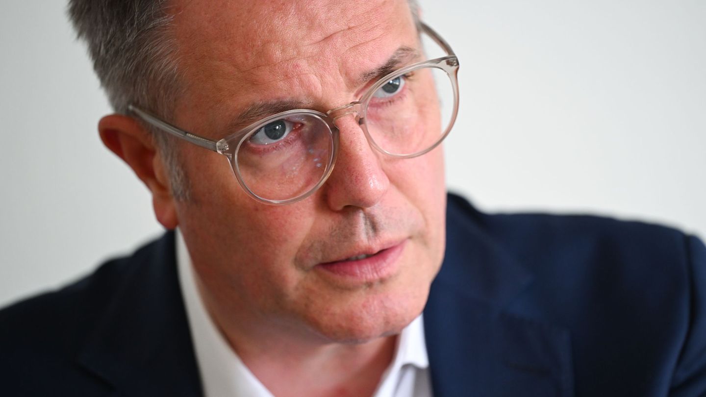 Der rheinland-pfälzische Ministerpräsident Alexander Schweitzer (SPD) bleibt trotz der massiven Verluste für seine Partei bei de