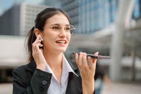 Frau trägt Übersetzungskopfhörer