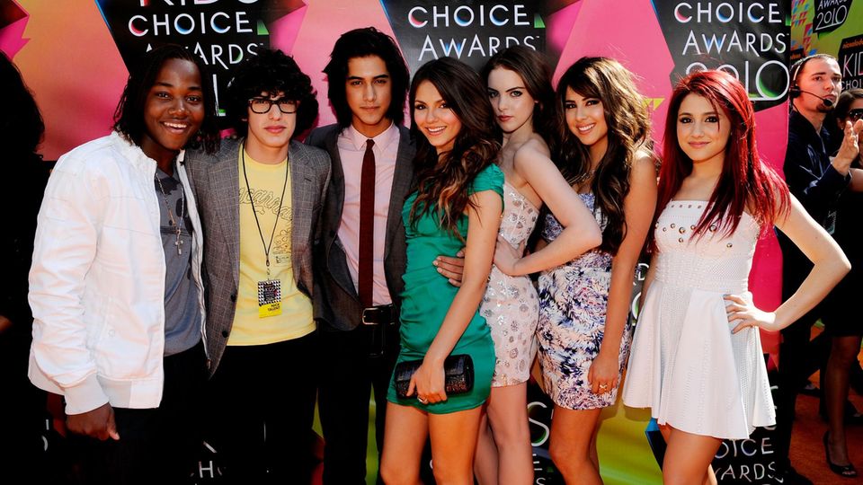 Leon Thomas steht gemeinsam mit anderen „Victorious“-Schauspielern auf dem roten Teppich der „Kid's Choice Awards“