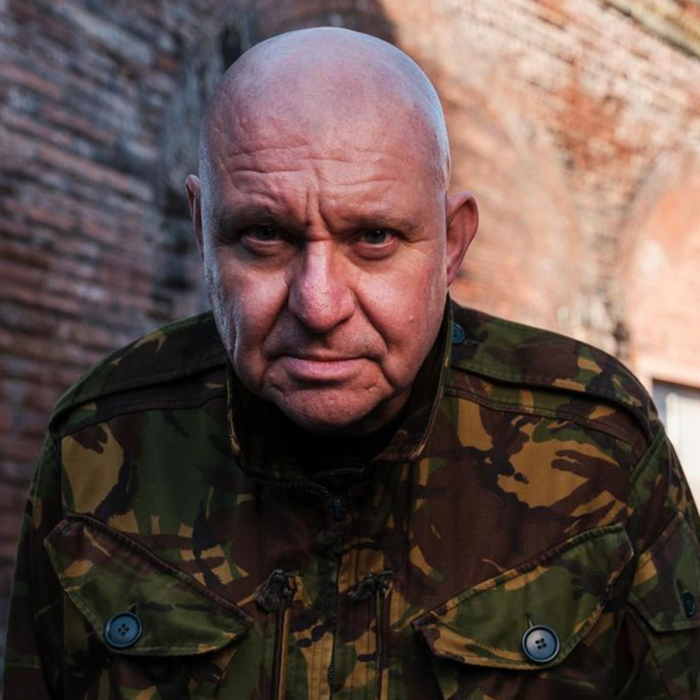 Craven auf einer Kopfsteinpflasterstraße, umgeben von eine Collage aus Textausschnitten