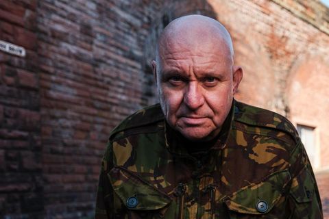 Craven auf einer Kopfsteinpflasterstraße, umgeben von eine Collage aus Textausschnitten