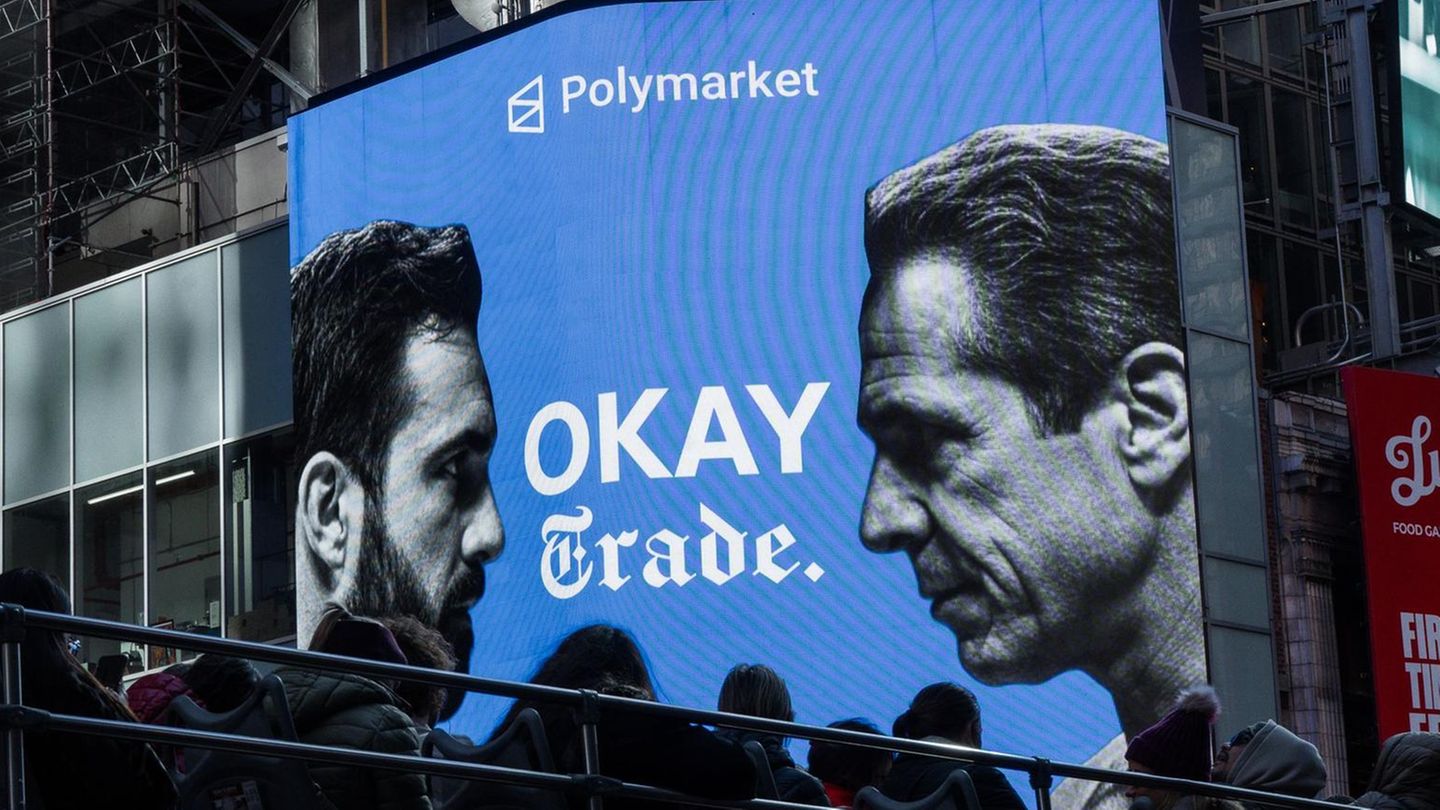 Eine große Werbeanzeige von Polymarket zeigt die Bürgermeisterkandidaten Zohran Mamdani (l) und Andrew Cuomo vor der Wahl