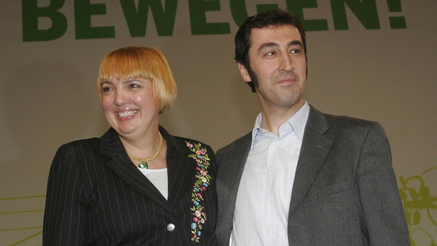 Nach vier Jahren als EU-Abgeordneter in Brüssel gelingt Özdemir 2008 ein Teil-Comeback: Auf der Bundesdelegiertenkonferenz wird er neben Claudia Roth als Vertreter des Realo-Flügels zum Parteivorsitzenden gewählt
