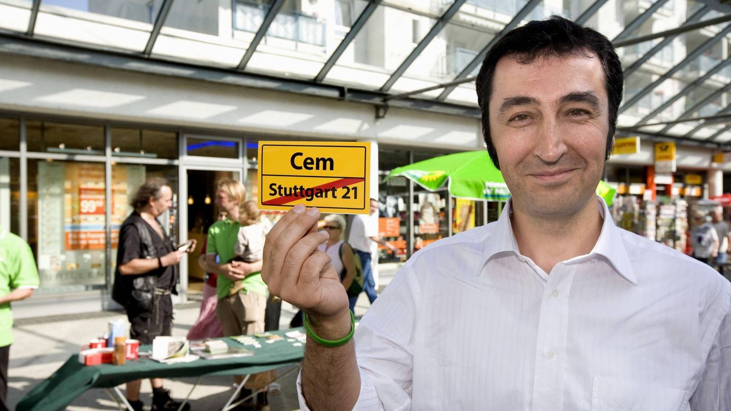 Der zweite Teil des Comebacks scheitert. Özdemir erhält in seinem Landesverband keinen aussichtsreichen Listenplatz für die Bundestagswahl. Die Direktwahl verliert er gegen einen CDU-Kandidaten