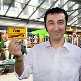 Der zweite Teil des Comebacks scheitert. Özdemir erhält in seinem Landesverband keinen aussichtsreichen Listenplatz für die Bundestagswahl. Die Direktwahl verliert er gegen einen CDU-Kandidaten