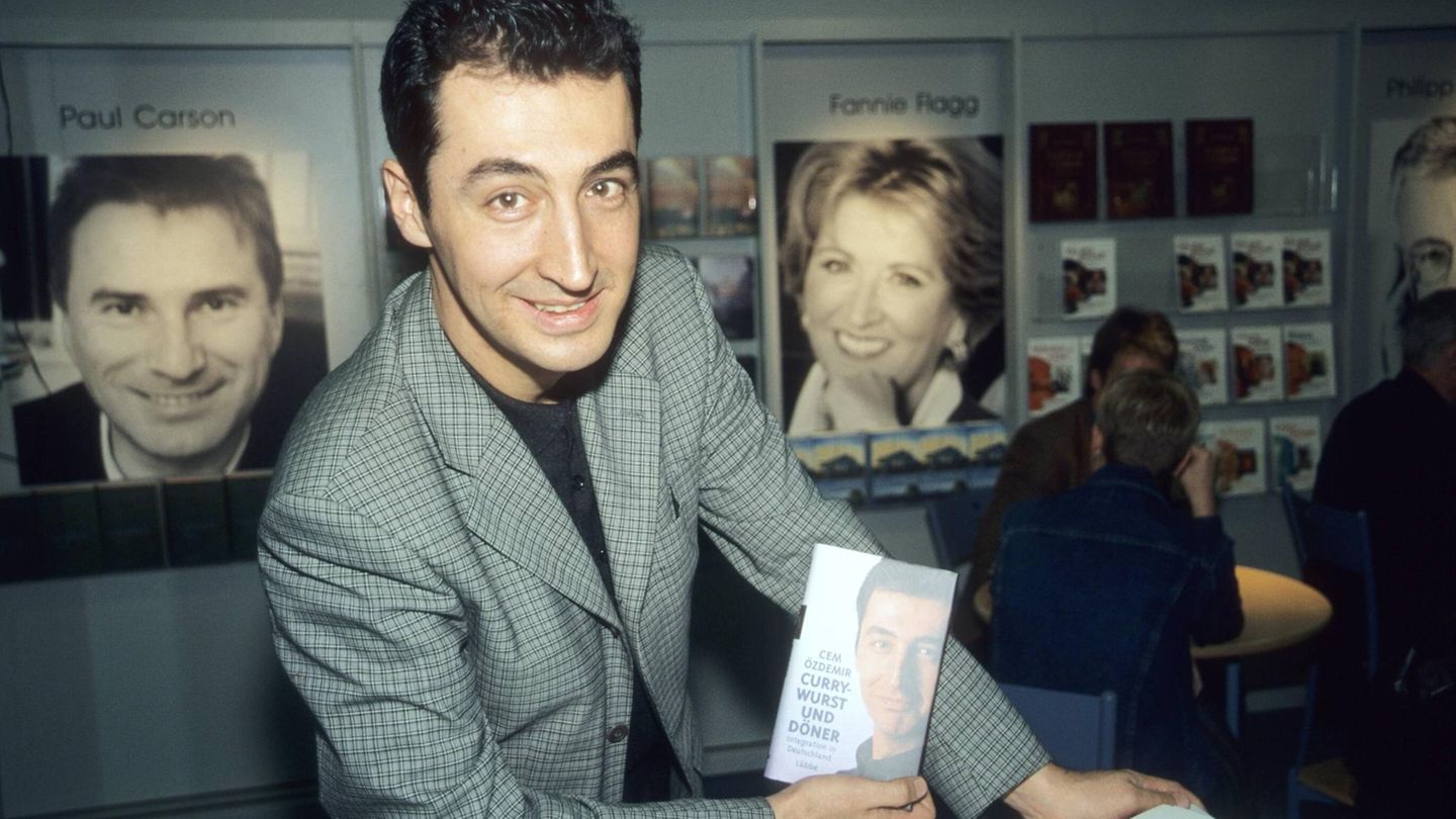 Der aufstrebende Özdemir wird 1998 innenpolitischer Sprecher der grünen Bundestagsfraktion. Seine Partei ist seit der Bundestagswahl das erste Mal an der Macht in einer rot-grünen Regierungskoalition. Da wird es Zeit für ein Buch. In "Currywurst und Döner" widmet sich Özdemir seinem wichtigsten Thema, der Integration      