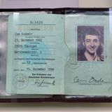 In einer Sonderausstellung im Bonner Haus der Geschichte ist vor Jahren der erste Bundestagsausweis von Cem Özdemir aus dem Jahr 1994 zu sehen. Der Schwabe ist der erste türkischstämmige Bundestagsabgeordnete – es ist der erste Erfolg für den talentierten Jungpolitiker   