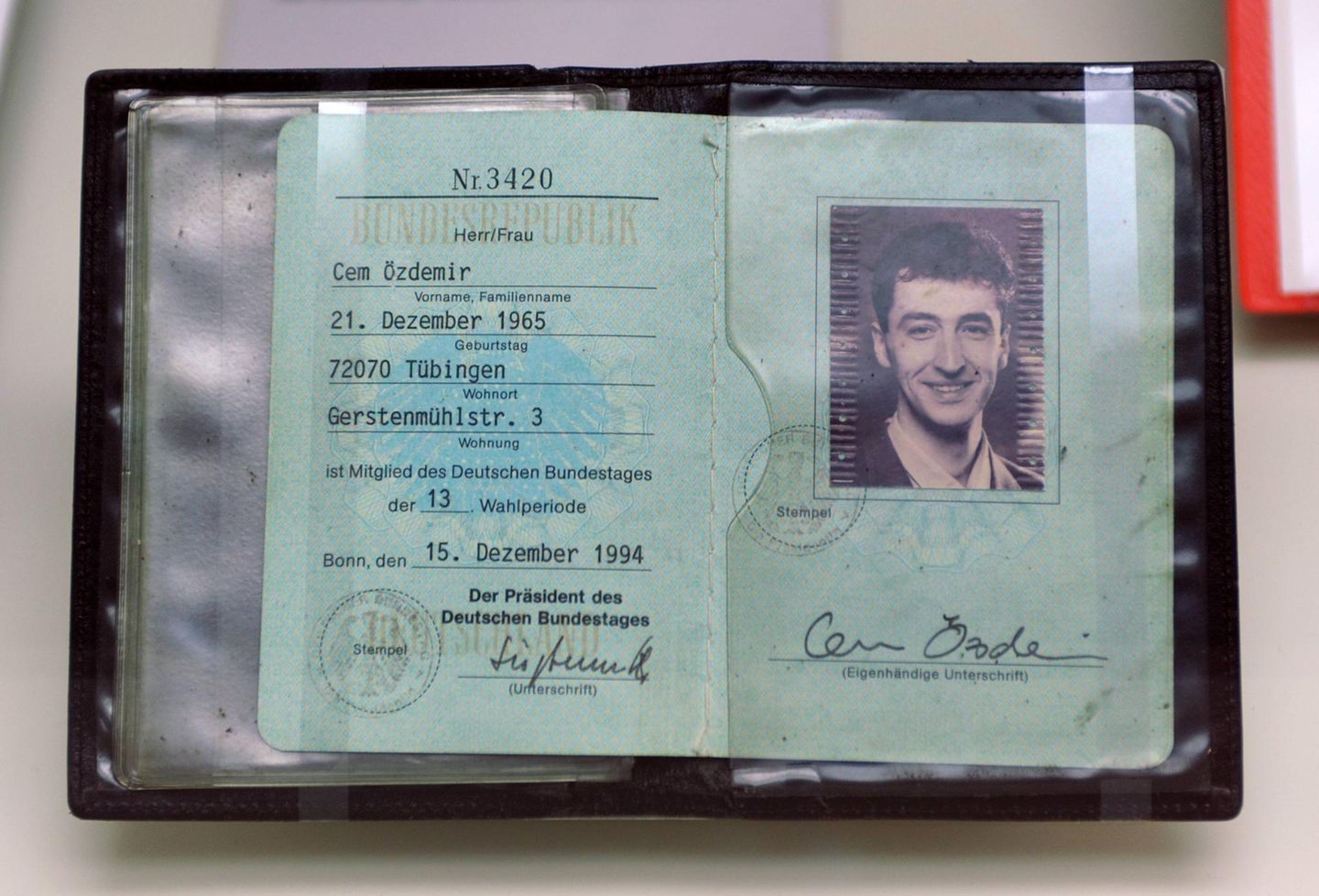 In einer Sonderausstellung im Bonner Haus der Geschichte ist vor Jahren der erste Bundestagsausweis von Cem Özdemir aus dem Jahr 1994 zu sehen. Der Schwabe ist der erste türkischstämmige Bundestagsabgeordnete – es ist der erste Erfolg für den talentierten Jungpolitiker   