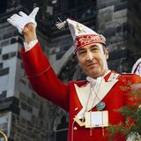 Özdemir kann auch leutselig. 2015 ist er auf dem Rosenmontagszug in Köln zu Gast. Er ist nach wie vor einer von zwei Parteivorsitzenden, und seit 2013 auch wieder Bundestagsabgeordneter
