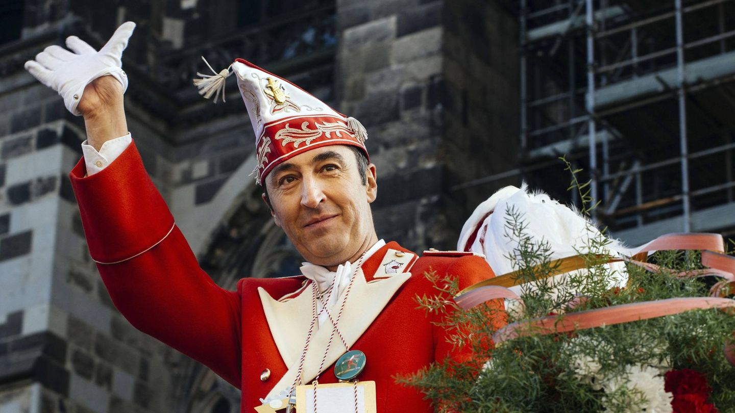 Özdemir kann auch leutselig. 2015 ist er auf dem Rosenmontagszug in Köln zu Gast. Er ist nach wie vor einer von zwei Parteivorsitzenden, und seit 2013 auch wieder Bundestagsabgeordneter