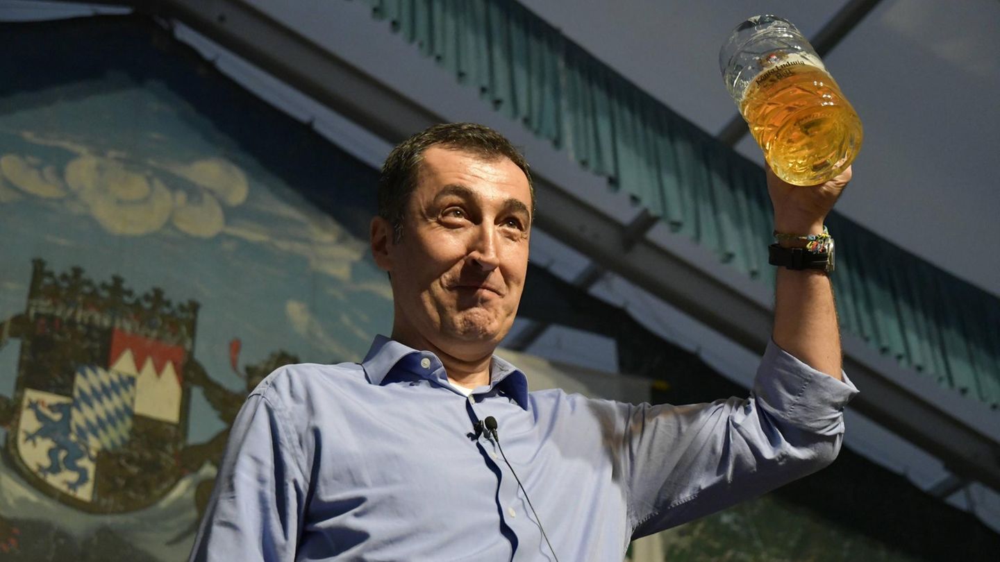 Vorerst zieht sich Özdemir aus der ersten Reihe der Grünen zurück, bleibt aber volksnah wie bei diesem Bierzelt-Auftritt. 2019 scheitert er abermals mit einer Kampfkandidatur um den Fraktionsvorsitz