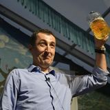 Vorerst zieht sich Özdemir aus der ersten Reihe der Grünen zurück, bleibt aber volksnah wie bei diesem Bierzelt-Auftritt. 2019 scheitert er abermals mit einer Kampfkandidatur um den Fraktionsvorsitz