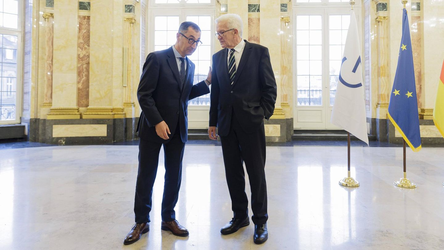 Özdemir mit seinem Vorgänger im Ministerpräsidentenamt, Winfried Kretschmann, auf einem Bild aus dem Jahr 2022. Im Oktober 2024 verkündet er, als Spitzenkandidat bei der Landtagswahl anzutreten. Er will Nachfolger von Kretschmann werden, der 15 Jahre lang im Ländle regierte