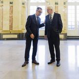 Özdemir mit seinem Vorgänger im Ministerpräsidentenamt, Winfried Kretschmann, im Jahr 2022. Im Oktober 2024 verkündet Özdemir, als Spitzenkandidat bei der Landtagswahl anzutreten. Er will Nachfolger von Kretschmann werden, der 15 Jahre lang im Ländle regierte.