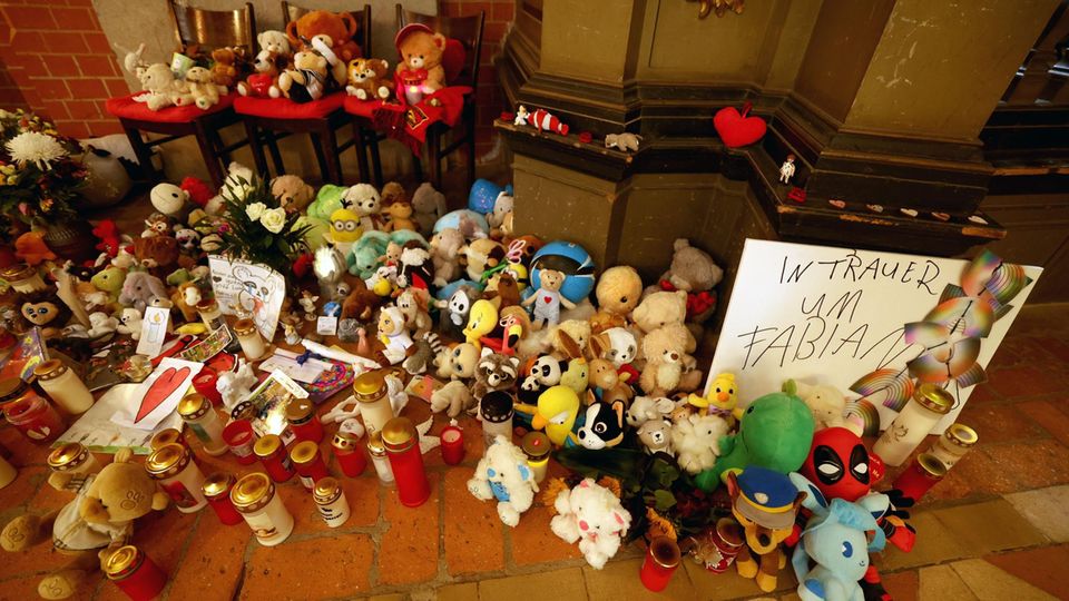 In der Marienkirche stehen Grablichter und Plüschtiere im Gedenken an den getöteten achtjährigen Fabian (Archiv)