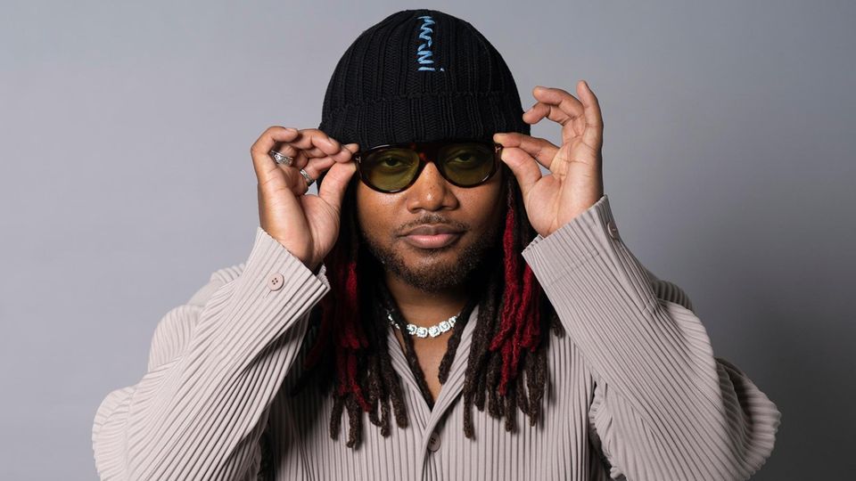 Leon Thomas blickt durch eine Sonnenbrille in die Kamera