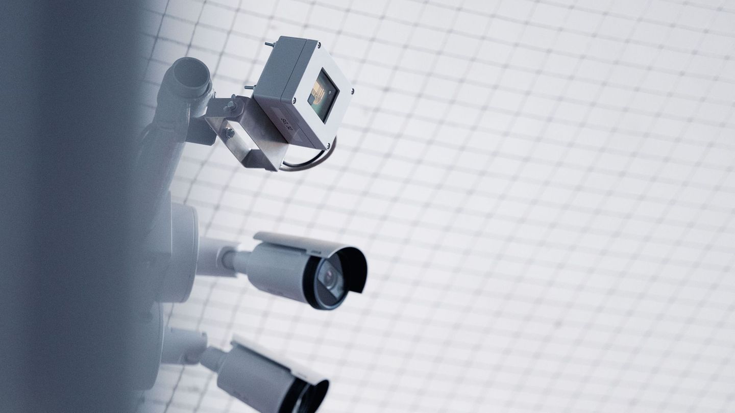 Videokameras und Künstliche Intelligenz sollen in Berlin in einem Testlauf die Umgebung des Roten Rathauses und des Abgeordneten